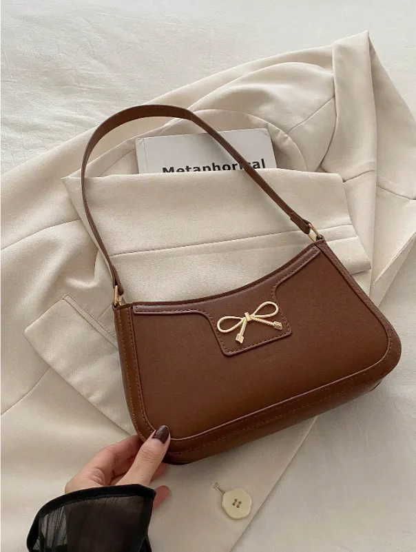 شنطة كتف بنية هلالية أنيقة